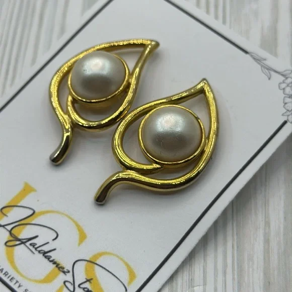 VTG gold pearl leaf pierced earrings designer runway - Picture 3 of 6